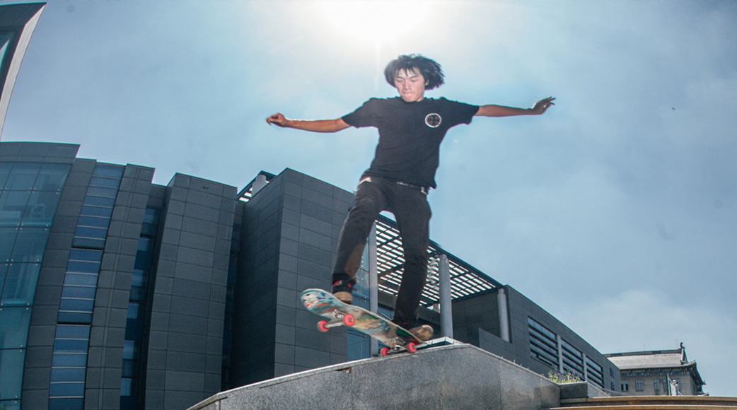 也许在中国的滑板圈子里面"小鸡"远比王国华的本名来的更加响亮.